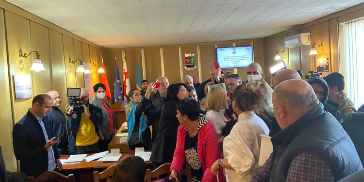 ფიზიკური შეხლა-შემოხლა ოზურგეთის საკრებოლოს სხდომაზე