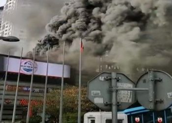 სტამბოლში, სავაჭრო ცენტრ Metrocity-ში მასშტაბური ხანძარია