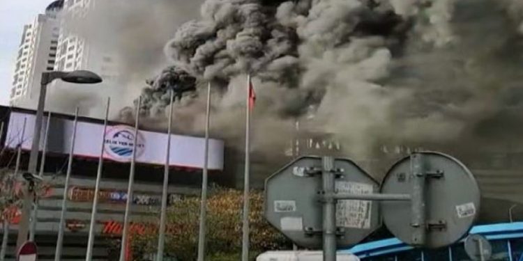 სტამბოლში, სავაჭრო ცენტრ Metrocity-ში მასშტაბური ხანძარია