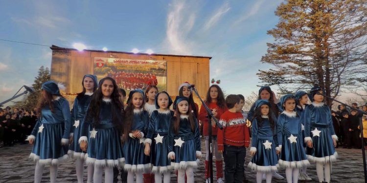 ლაითურში საახალწლო ღონისძიების ფონზე მთავარი ნაძვის ხე აინთო