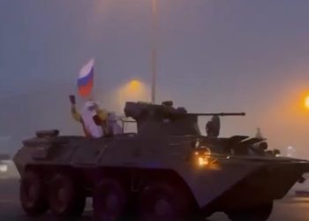 რუსეთში თოვლის ბაბუა ბელგოროდის ცენტრში „ბტრ“-ით მივიდა