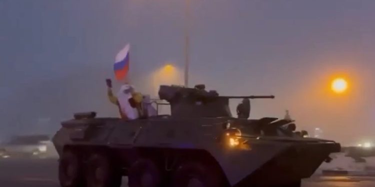 რუსეთში თოვლის ბაბუა ბელგოროდის ცენტრში „ბტრ“-ით მივიდა