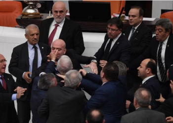 თურქეთის პარლამენტში დეპუტატები ერთმანეთს ფიზიკურად დაუპირისპირდნენ – ოპოზიციონერი დეპუტატი რეანიმაციაშია