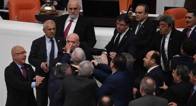 თურქეთის პარლამენტში დეპუტატები ერთმანეთს ფიზიკურად დაუპირისპირდნენ – ოპოზიციონერი დეპუტატი რეანიმაციაშია