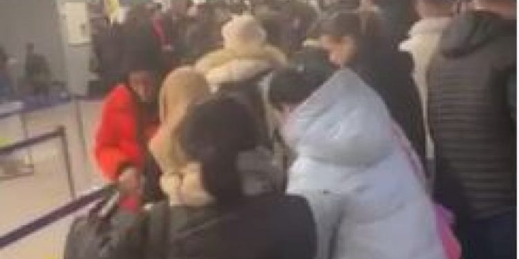 პარიზის აეროპორტში მყოფი ქართველები დახმარებას ითხოვენ