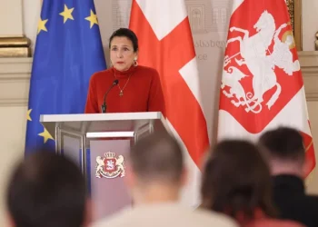 პრეზიდენტი – შანტაჟი, მუქარა, დამცირება – რუსული სოფელია ჩემს კარებთან, არცერთ ქვეყანაში პრეზიდენტის სასახლის წინ, ასეთ დაძაბულ პერიოდში ასეთი სოფელი არ იქნებოდა გამართული