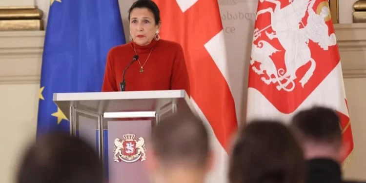პრეზიდენტი – შანტაჟი, მუქარა, დამცირება – რუსული სოფელია ჩემს კარებთან, არცერთ ქვეყანაში პრეზიდენტის სასახლის წინ, ასეთ დაძაბულ პერიოდში ასეთი სოფელი არ იქნებოდა გამართული