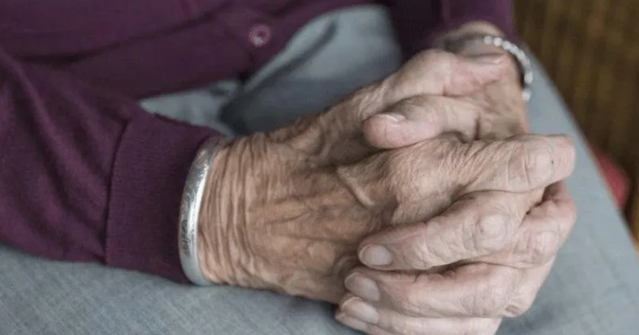 პანდემიის შემდეგ გამოკითხულ ხანდაზმულთა 31,1% მეგობრებს და ახლობლებს თითქმის არასდროს ხვდება – ახალი კვლევა