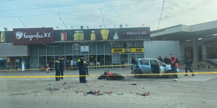 თბილისში ავტომობილი მოტოციკლეტს შეეჯახა – არიან დაშავებულები