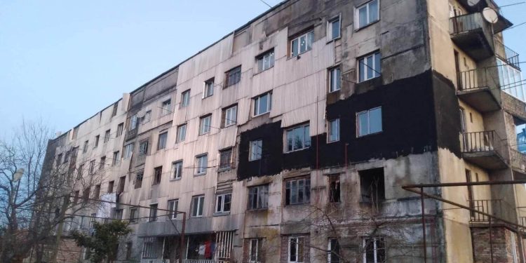 ოზურგეთში, ჯორჯიაშვილის ქუჩაზე მცხოვრები მრავალბინიანი სახლის მობინადრეები დახმარებას ითხოვენ