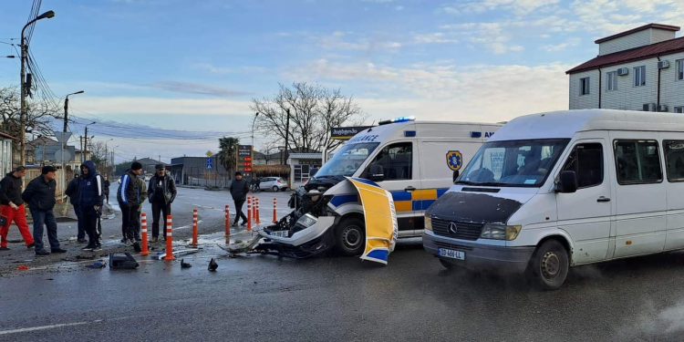 ლანჩხუთში სასწრაფო დახმარების ავტომანქანა ავარიაში მოხვდა