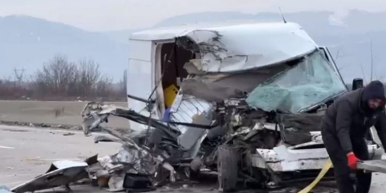 ცენტრალურ მაგისტრალზე მიკროავტობუსი და ავტომობილი ერთმანეთს შეეჯახა – სავარაუდოდ, არის მსხვერპლი