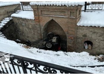 მძღოლმა საჭე ვერ დაიმორჩილა და რამდენიმე მეტრის სიმაღლიდან გადავარდა – ავტოსაგზაო შემთხვევა თელავში