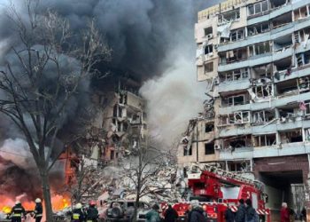 უკრაინის პრეზიდენტის ადმინისტრაცია – რუსებმა ქალაქ დნიპროში მრავალსართულიანი სახლი დაბომბეს, ნანგრევების ქვეშ ხალხია მოყოლილი