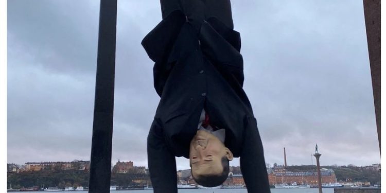 სტოკჰოლმში ერდოღანის ფიგურა თავდაყირა ჩამოკიდეს