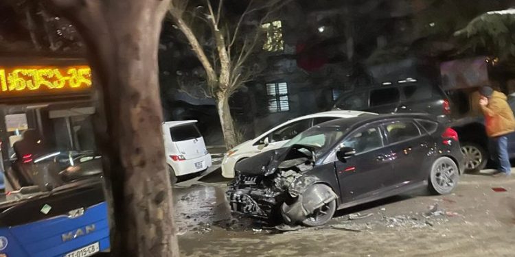 ავტობუსი და მსუბუქი ავტომობილი შეეჯახნენ ერთმანეთს თბილისში