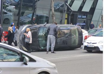 თბილისში, ვაჟა-ფშაველას ქუჩაზე ავტომობილი ამოტრიალდა