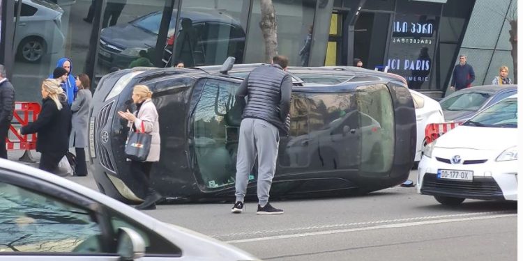 თბილისში, ვაჟა-ფშაველას ქუჩაზე ავტომობილი ამოტრიალდა