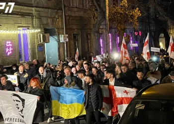 მიხეილ სააკაშვილის სოლიდარობის აქციის მონაწილეები მთავრობის ადმინისტრაციიდან ბიძინა ივანიშვილის ბიზნეს-ცენტრამდე მსვლელობას მართავენ