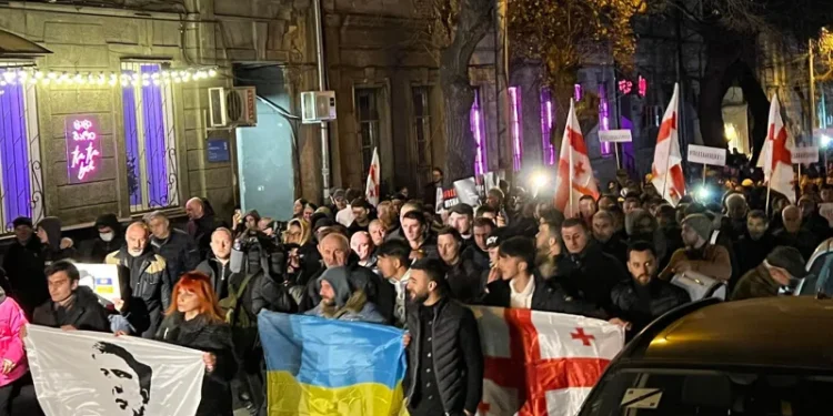 მიხეილ სააკაშვილის სოლიდარობის აქციის მონაწილეები მთავრობის ადმინისტრაციიდან ბიძინა ივანიშვილის ბიზნეს-ცენტრამდე მსვლელობას მართავენ