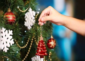 რატომ იშლება ნაძვის ხე ნათლისღების დღესასწაულამდე და რას ამბობს ეკლესია