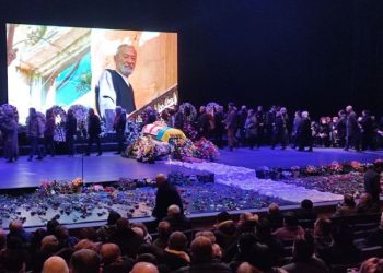 თბილისის დიდ საკონცერტო დარბაზში ბუბა კიკაბიძის სამოქალაქო პანაშვიდი მიმდინარეობს