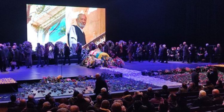 თბილისის დიდ საკონცერტო დარბაზში ბუბა კიკაბიძის სამოქალაქო პანაშვიდი მიმდინარეობს