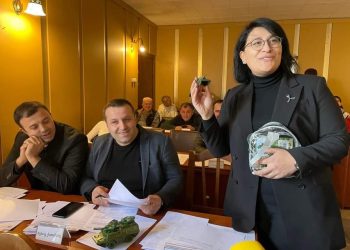 სათამაშო ტანკები საკრებულოს სხდომაზე – ქართულმა ოცნებამ ოპოზიციას სათამაშოები გადასცა