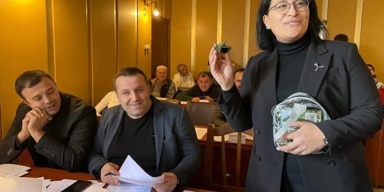 სათამაშო ტანკები საკრებულოს სხდომაზე – ქართულმა ოცნებამ ოპოზიციას სათამაშოები გადასცა