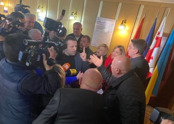 ოპოზიცია სხდომიდან პოლიციის ძალით გაიყვანეს