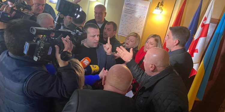 ოპოზიცია სხდომიდან პოლიციის ძალით გაიყვანეს