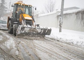 თბილისის ქუჩებში ტექნიკური მარილი იყრება – დედაქალაქში გადაადგილება გართულებულია