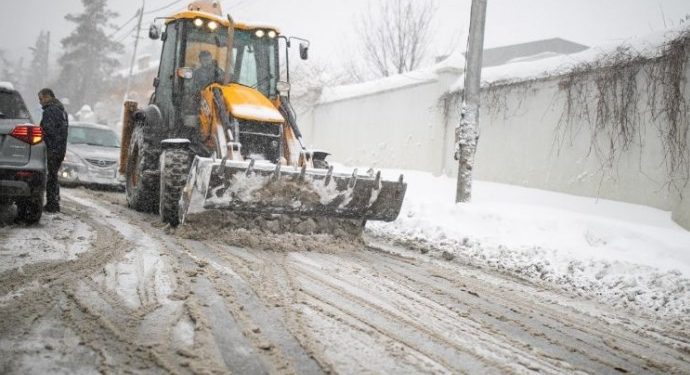 თბილისის ქუჩებში ტექნიკური მარილი იყრება – დედაქალაქში გადაადგილება გართულებულია