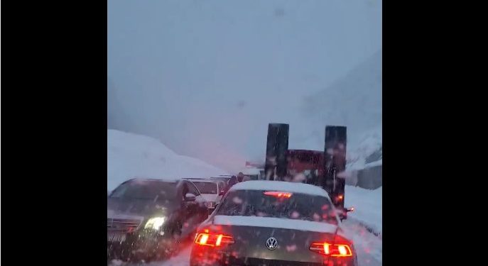 რიკოთის უღელტეხილზე ავტოსაგზაო შემთხვევის გამო, საავტომობილო მოძრაობა შეფერხებულია