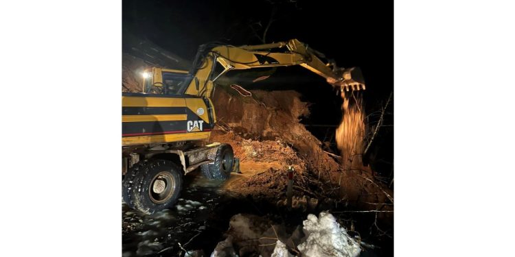 შუა სურებში ცენტრალურ გზაზე გაწმენდითი სამუშაოები მიმდინარეობს