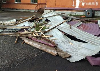 ფოთში სკოლის შენობას ძლიერმა ქარმა სახურავის ნაწილი გადახადა