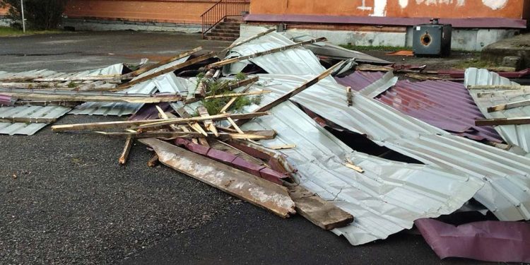 ფოთში სკოლის შენობას ძლიერმა ქარმა სახურავის ნაწილი გადახადა