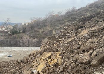 თბილისში, ტიციან ტაბიძის პირველ შესახვევთან ფერდი ჩამოიშალა, შემთხვევის შედეგად არავინ დაშავებულა – თბილისის მერია