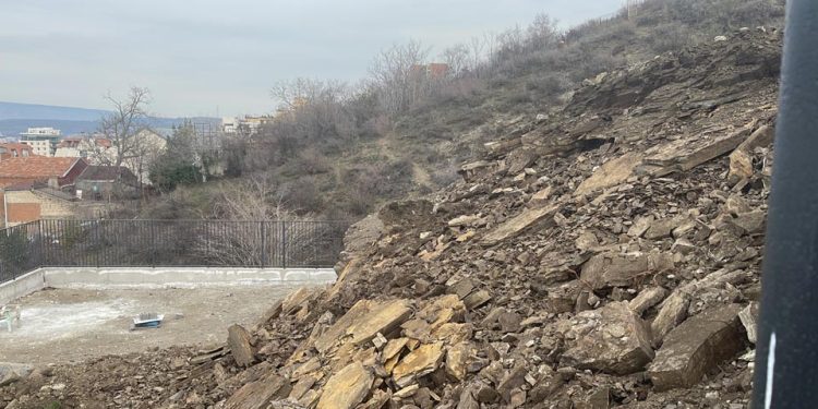 თბილისში, ტიციან ტაბიძის პირველ შესახვევთან ფერდი ჩამოიშალა, შემთხვევის შედეგად არავინ დაშავებულა – თბილისის მერია