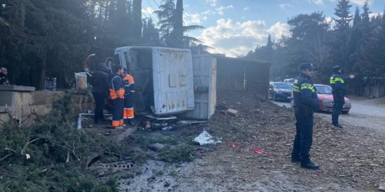 თბილისში, უნივერსიტეტის ქუჩაზე, ტრაილერი ამობრუნდა