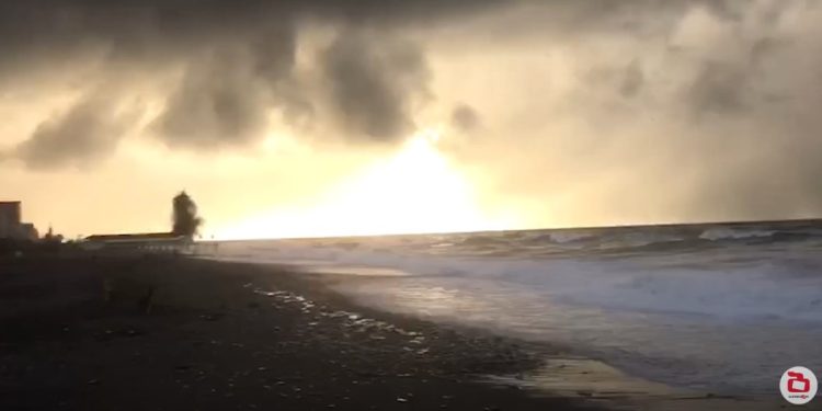 ვიდეო – ბათუმის სანაპიროზე, ზღვაში აფეთქება მოხდა
