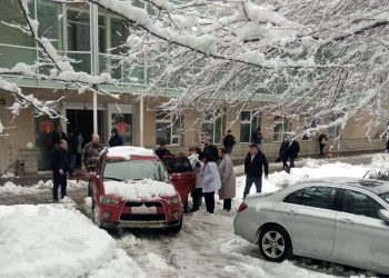 ქუთაისში, მშობიარემ, რომელმაც უამინდობის გამო კლინიკაში დროულად მისვლა ვერ შეძლო, კლინიკის ეზოში იმშობიარა