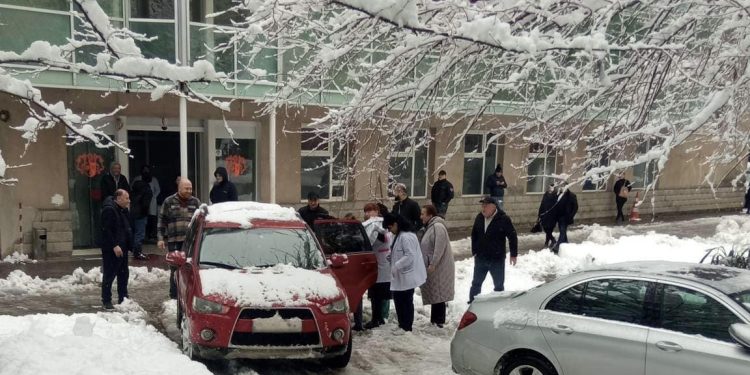 ქუთაისში, მშობიარემ, რომელმაც უამინდობის გამო კლინიკაში დროულად მისვლა ვერ შეძლო, კლინიკის ეზოში იმშობიარა