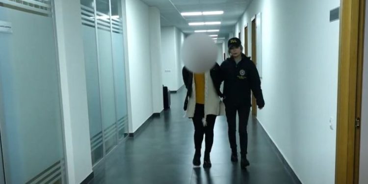 დააკავეს 3 პირი, რომლებიც ტურისტული კომპანიიდან საქართველოს მოქალაქეებს აშშ-ში უკანონოდ უშვებდნენ