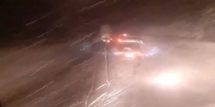 რამდენიმე საათია, რიკოთის უღელტეხილზე მოძრაობა შეფერხებულია