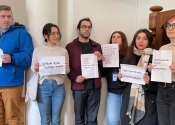 “თქვენ თვითონ ხართ უცხოეთის აგენტები” – ჟურნალისტების პროტესტი პარლამენტში