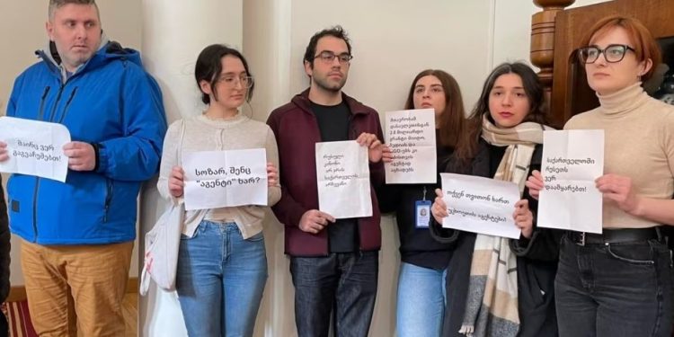 “თქვენ თვითონ ხართ უცხოეთის აგენტები” – ჟურნალისტების პროტესტი პარლამენტში
