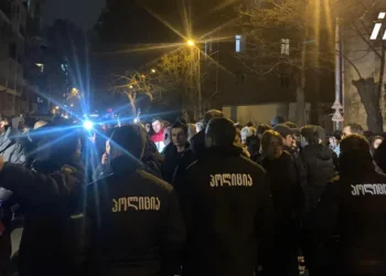 “ნაციონალური მოძრაობის” წევრები ირაკლი ღარიბაშვილის სახლთან საპროტესტო აქციას მართავენ