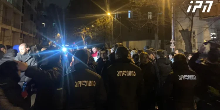“ნაციონალური მოძრაობის” წევრები ირაკლი ღარიბაშვილის სახლთან საპროტესტო აქციას მართავენ