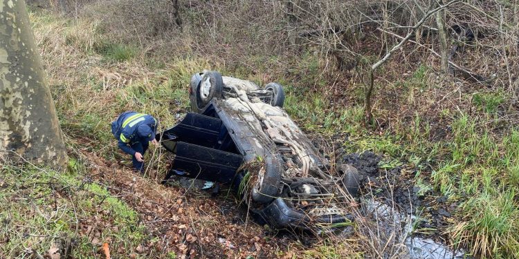 ხობში ავტომობილი ამოტრიალდა – ფოტოები ადგილიდან